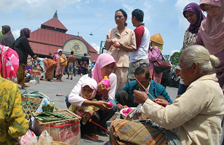 Di desa inilah KH Ahmad Dahlan dilahirkan (Suasana di depan masjid Kauman