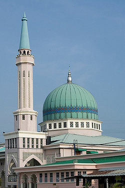 Di dalam mengenal pasti asnaf (penerima zakat), masyarakat lebih mengenali masyarakat sendiri. NGO-NGO ataupun masjid-masjid lebih mengenali ahli masyarakat dan masalah mereka.