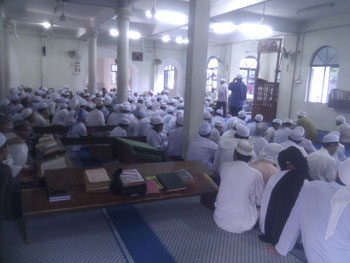 (30 jan 12) Pelajar Pondok Penanti seblum solat ghaib jenazah TG Hj Salleh